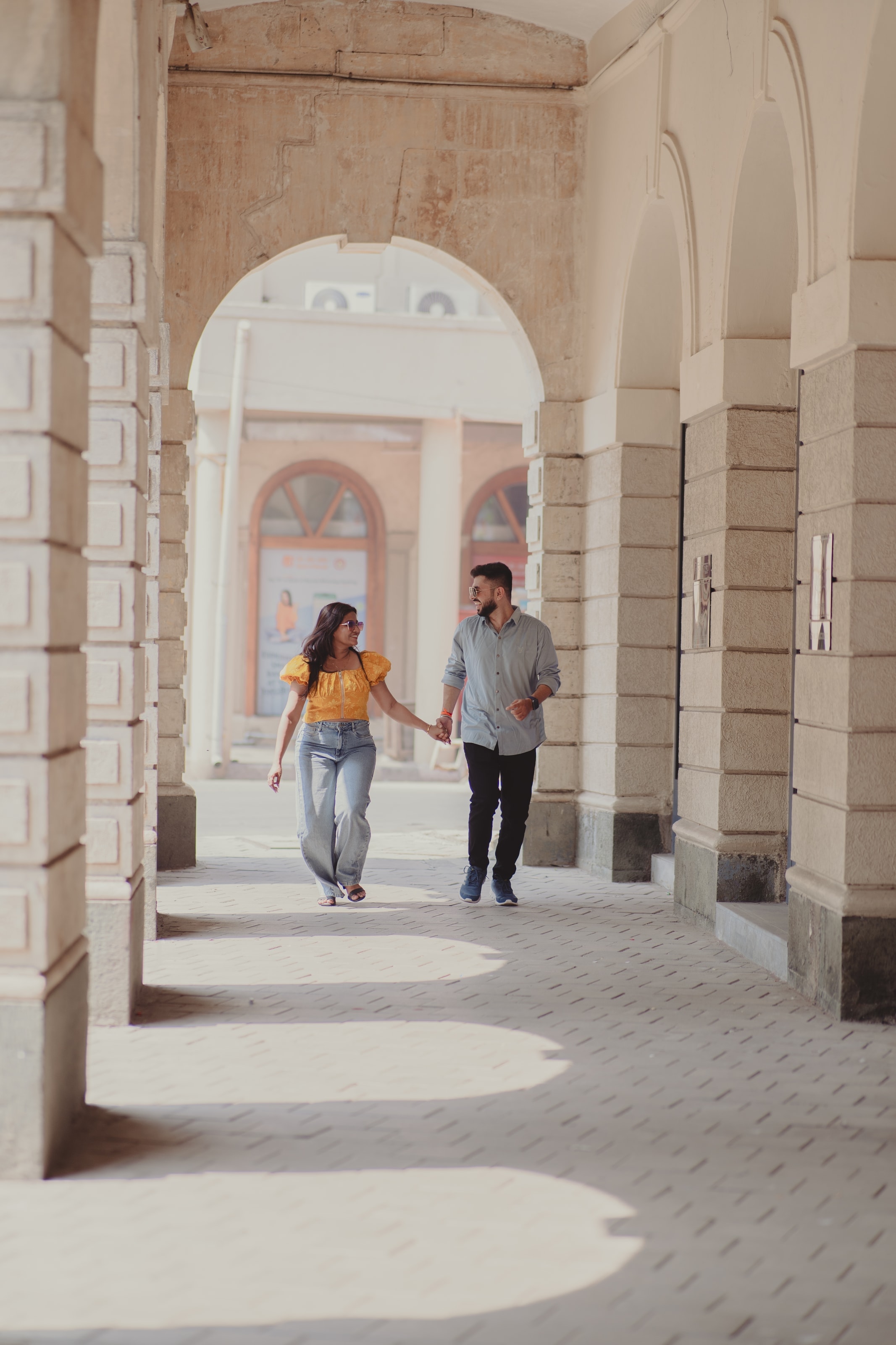 A couple among the heritage arches of South Mumbai, photograph 04
