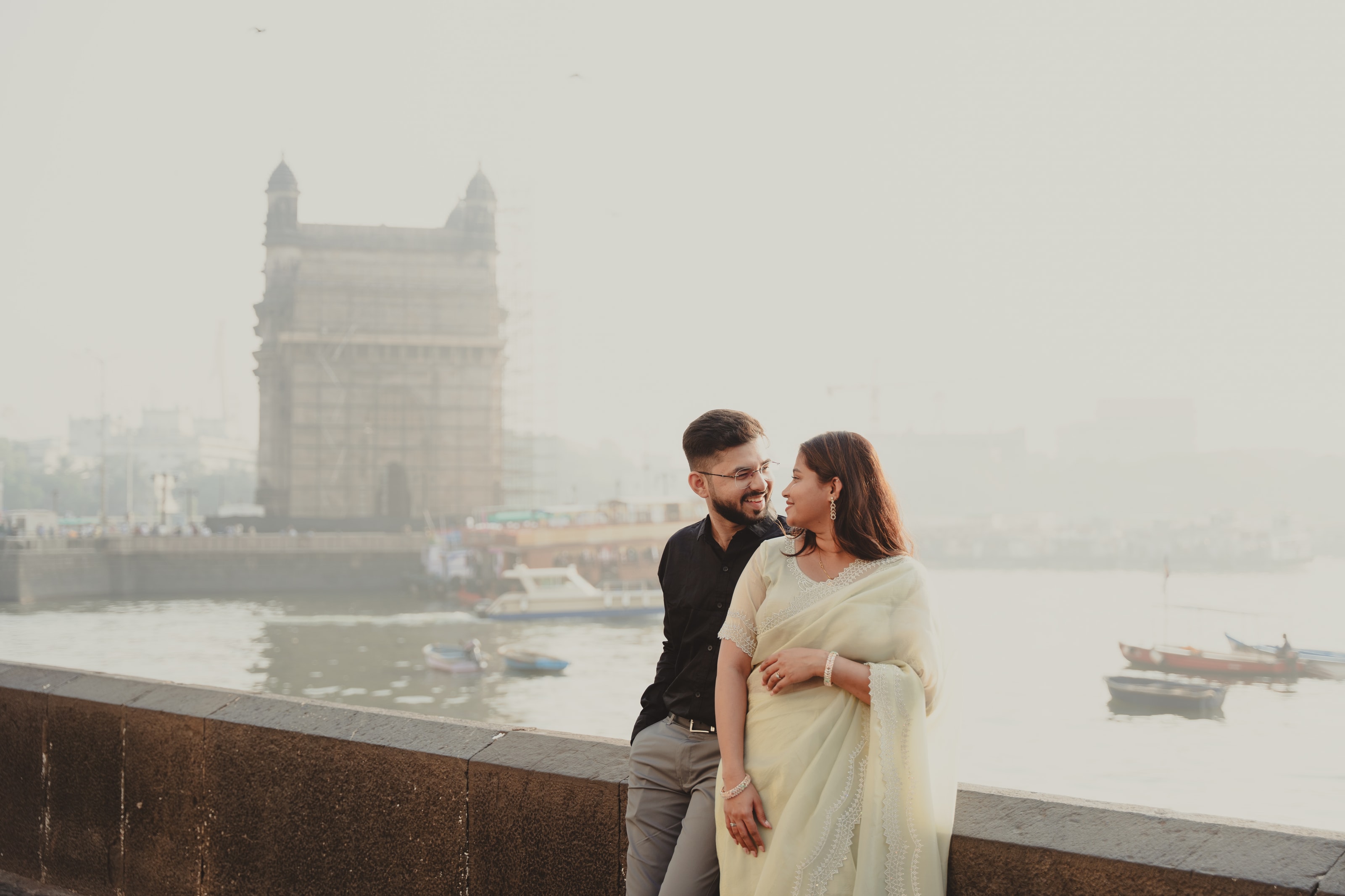 A couple at the Gateway of India, Mumbai, photograph 01